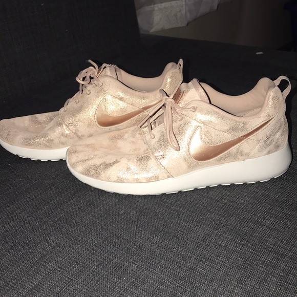Nike Shoes - Nike roshe pink rose gold running shoes